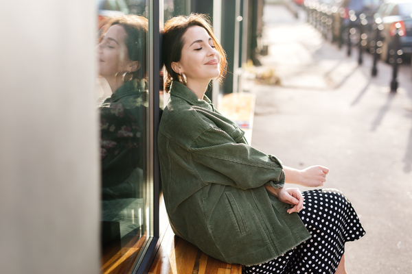 zdjęcie przedstawia siedzącą kobietę