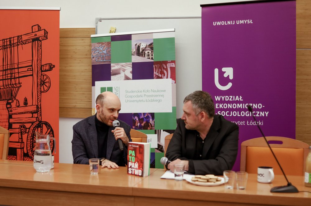 Jan Śpiewak z prowadzącym spotkanie