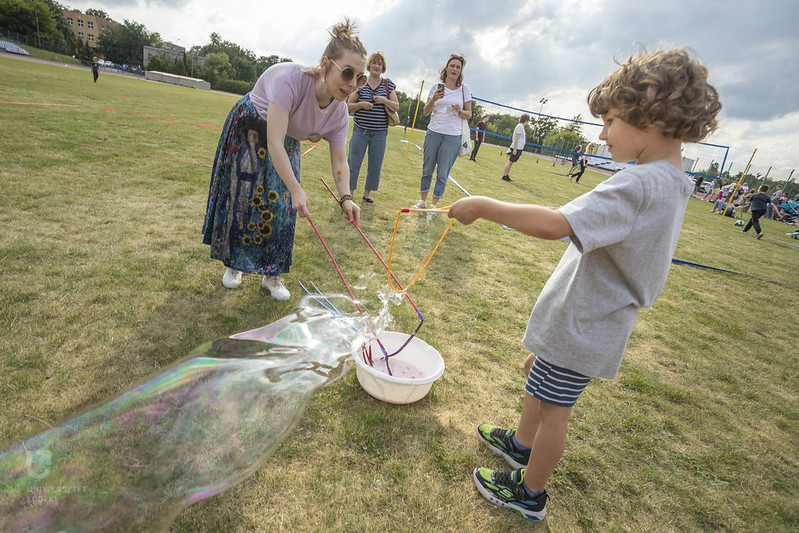 Dzieci robią bańki w plenerze