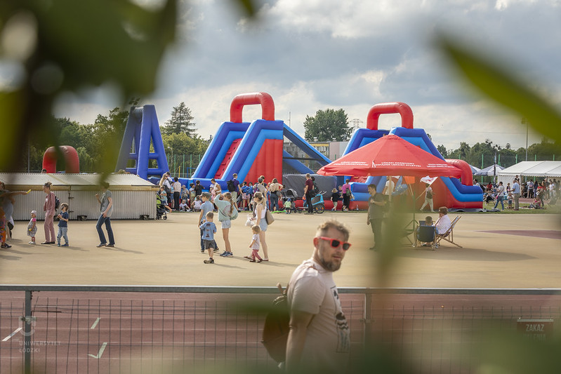 Dzieci bawią się na olbrzymim dmuchańcu