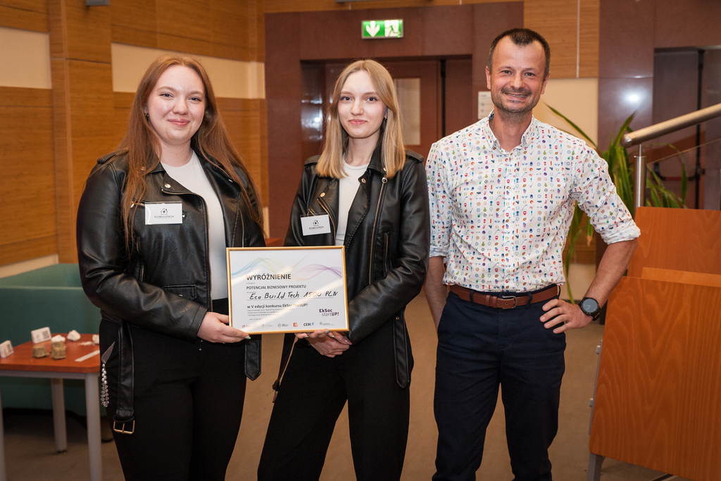 Laureaci i jurorzy konkursu EksocStartUP!