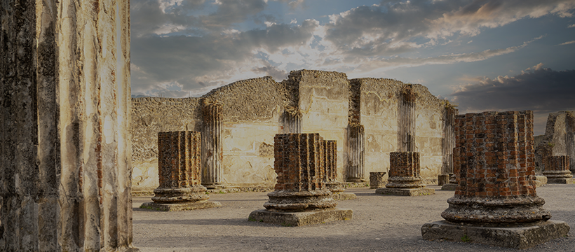 Ruiny starożytnych murów 